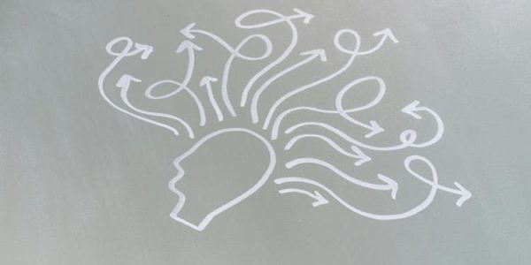Mindset, em tradução livre, significa mentalidade. É o conjunto de crenças que moldam a forma como você pensa, sente e age. É como um filtro mental que você usa para interpretar o mundo ao seu redor.