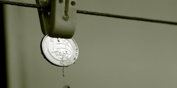 Neste artigo, vamos te apresentar diversas dicas para te ajudar a economizar dinheiro no dia a dia e a construir um hábito de poupar.